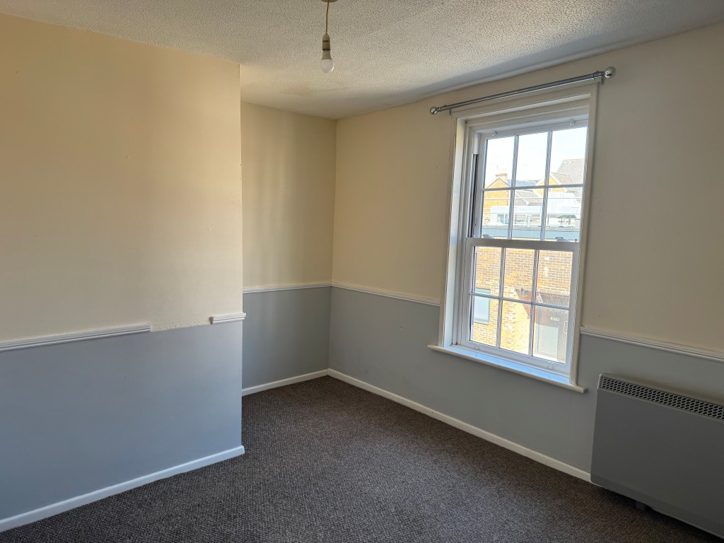 Lot: 128 - TWO-BEDROOM TOWN CENTRE FLAT FOR INVESTMENT OR OCCUPATION - The Main Bedroom